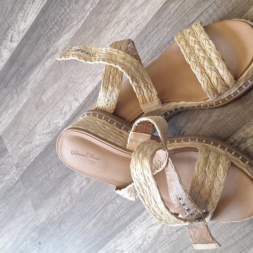 Universal Threads sandles NWOT